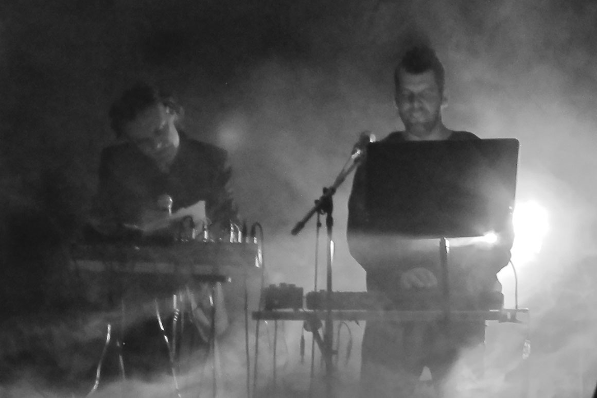 Thomas Holzinger im Kaukasus (Aserbaidschan) sitzend.