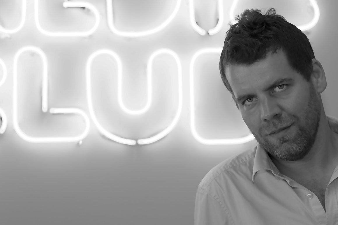 Thomas Holzinger im Kaukasus (Aserbaidschan) sitzend.