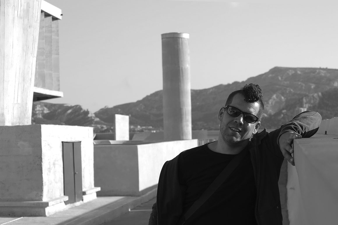 Thomas Holzinger im Kaukasus (Aserbaidschan) sitzend.