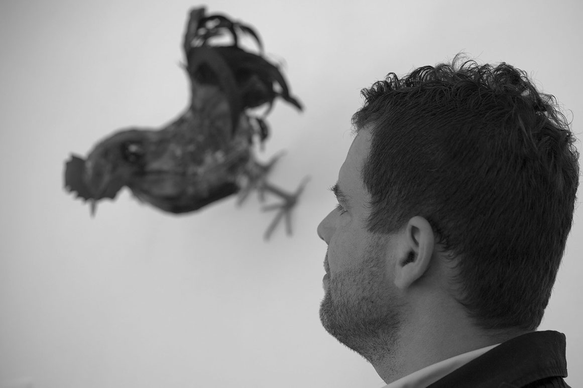 Thomas Holzinger im Kaukasus (Aserbaidschan) sitzend.