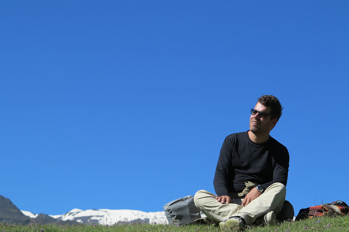 Thomas Holzinger im Kaukasus (Aserbaidschan) sitzend.