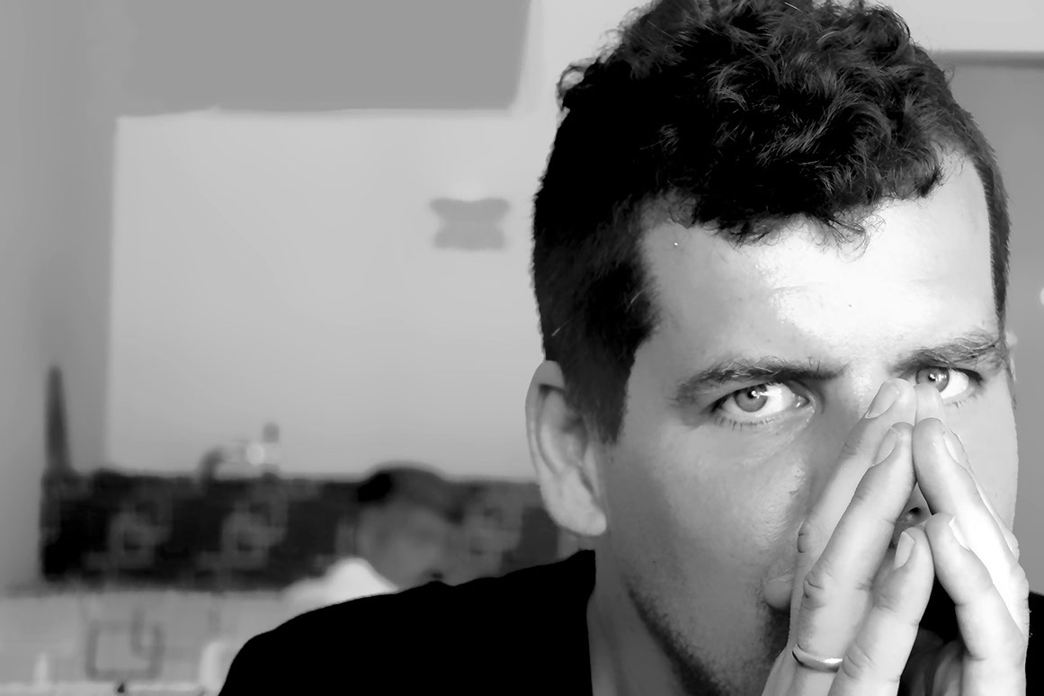 Thomas Holzinger im Kaukasus (Aserbaidschan) sitzend.