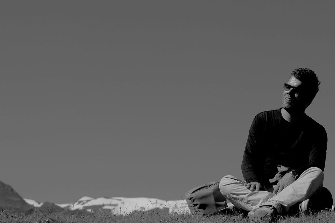 Thomas Holzinger im Kaukasus (Aserbaidschan) sitzend.