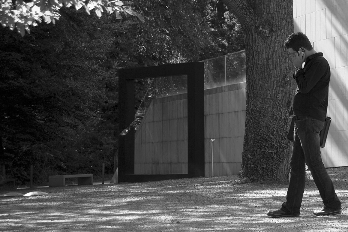 Thomas Holzinger im Kaukasus (Aserbaidschan) sitzend.