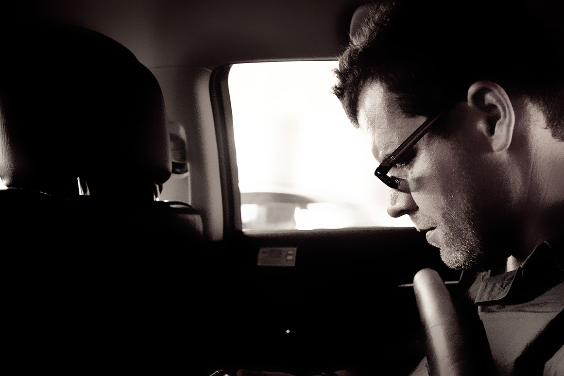 Thomas Holzinger im Kaukasus (Aserbaidschan) sitzend.